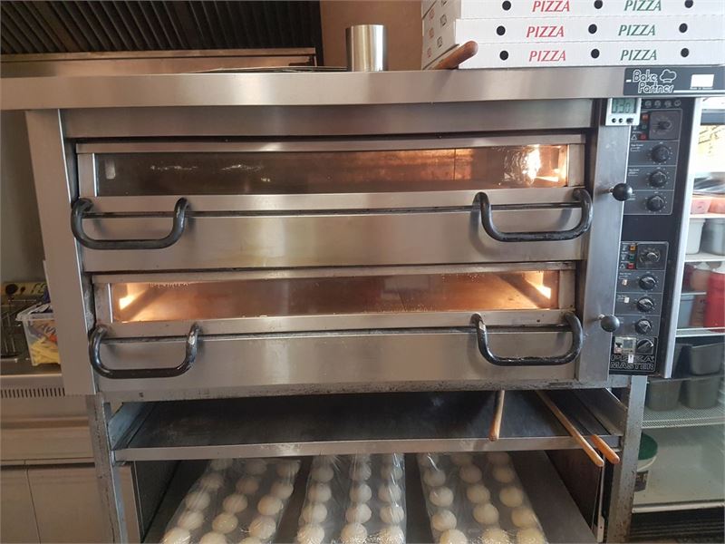 Pizzaovn, mrk. Pizzamaster PPM2 med understel i metal med rustfrie hylder