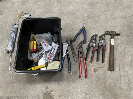 Kasse med forskellige håndværktøjer