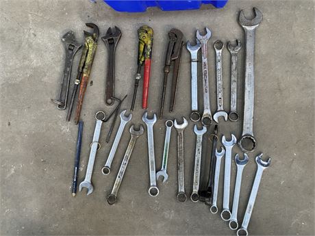 Forskellige stjerngaffelnøgler, skiftenøgler, rørtænger.