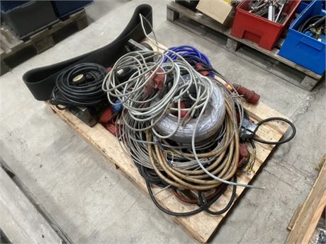 Palle med wire, luftslange og kabler