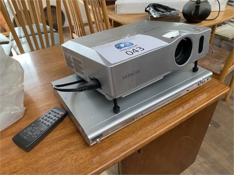 Projektor Hitachi CP-X400 og Denver DVD afspiller